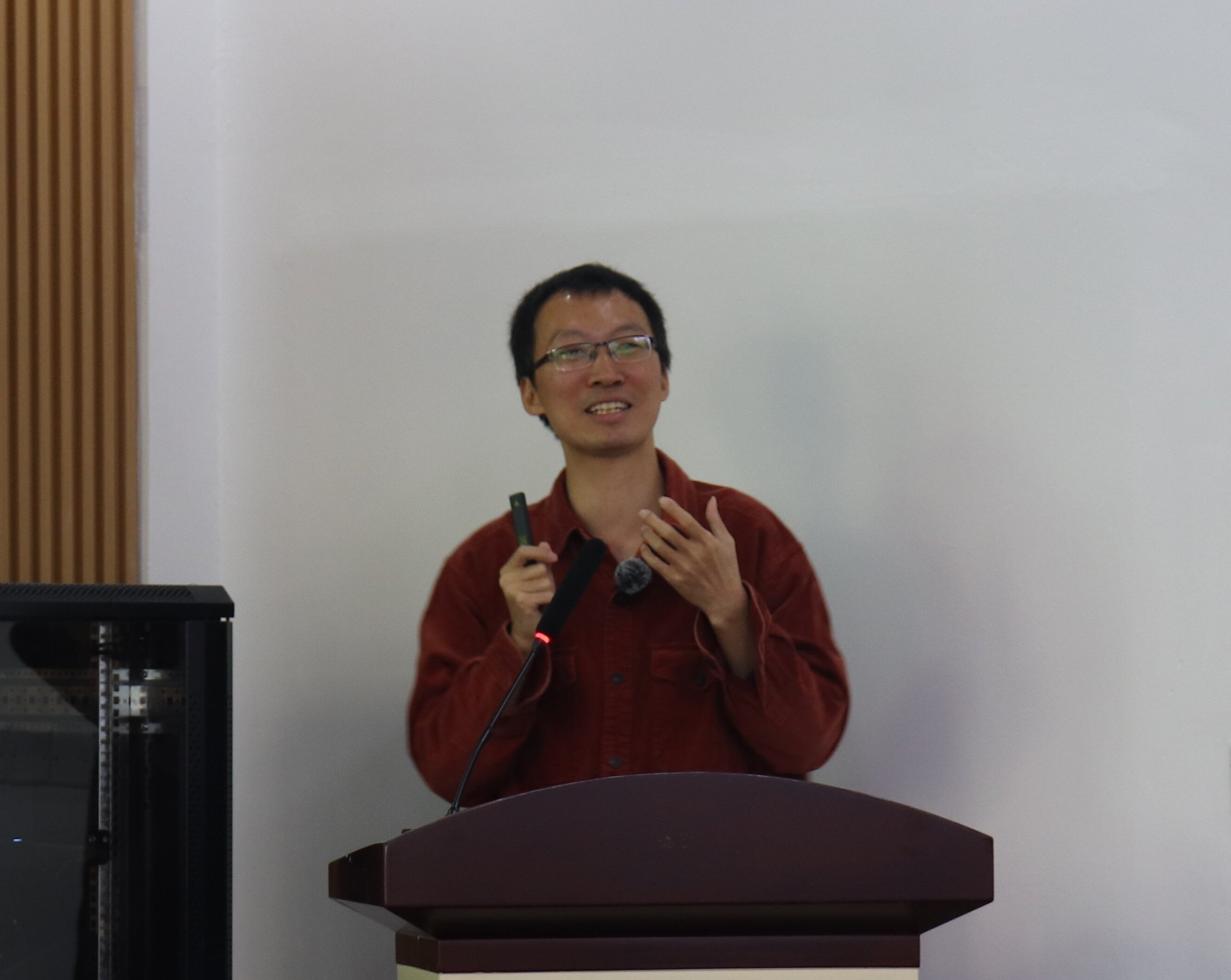 【高嶺講壇】暨南大學(xué)賴俊祚教授來(lái)校講學(xué)，探討網(wǎng)絡(luò)技術(shù)前沿研究與學(xué)科發(fā)展